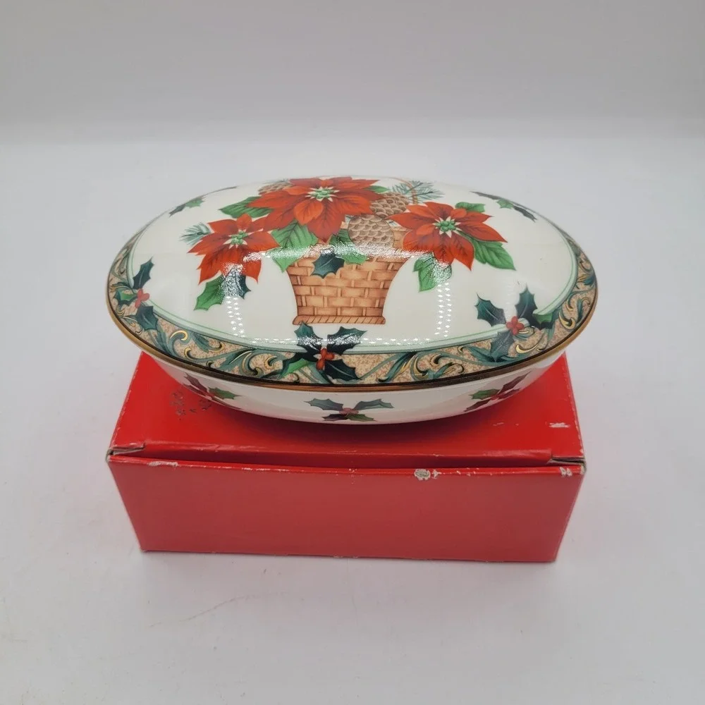 NIB Mikasa Christmas Poinsettia Basket Pine Cone Oval Trinket‎ Box 6 1/2